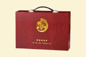 HĐR19 - Hộp cứng đựng rượu vang dáng vali có quai xách kim loại
