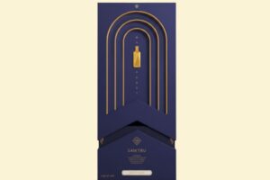 HĐR28 - Hộp giấy mỹ thuật xanh navy đựng rượu dập nổi họa tiết