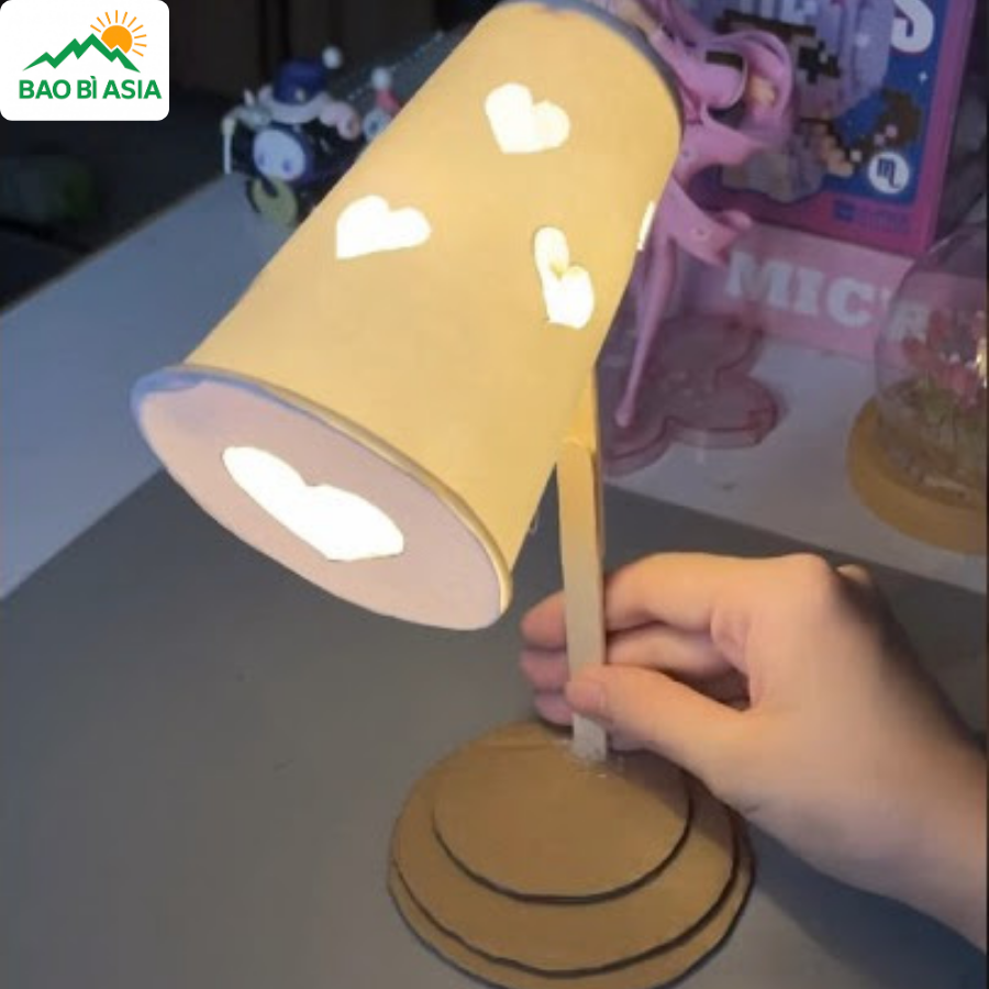 Đèn bàn bằng giấy carton