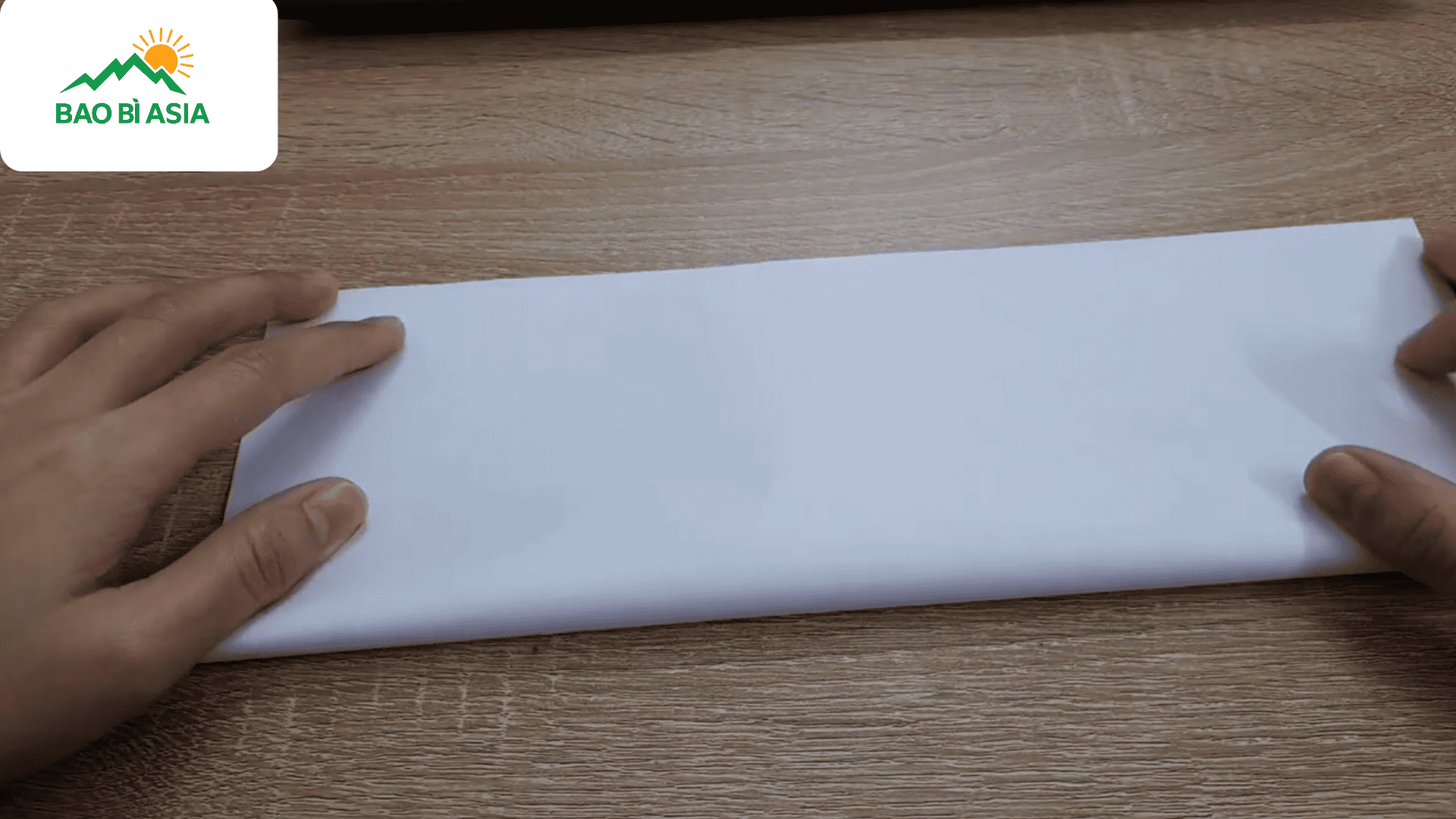Bước 2: Gấp giấy làm đôi để tạo nếp gấp