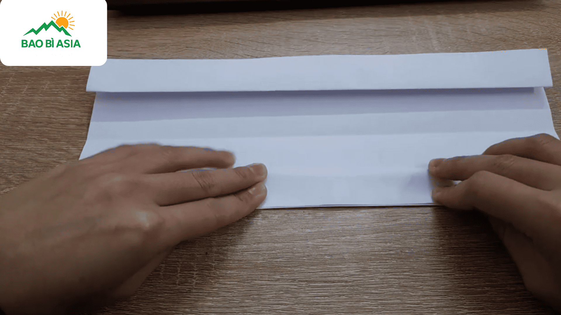 Bước 3: Bẻ 2 mép phía trong ra ngoài.