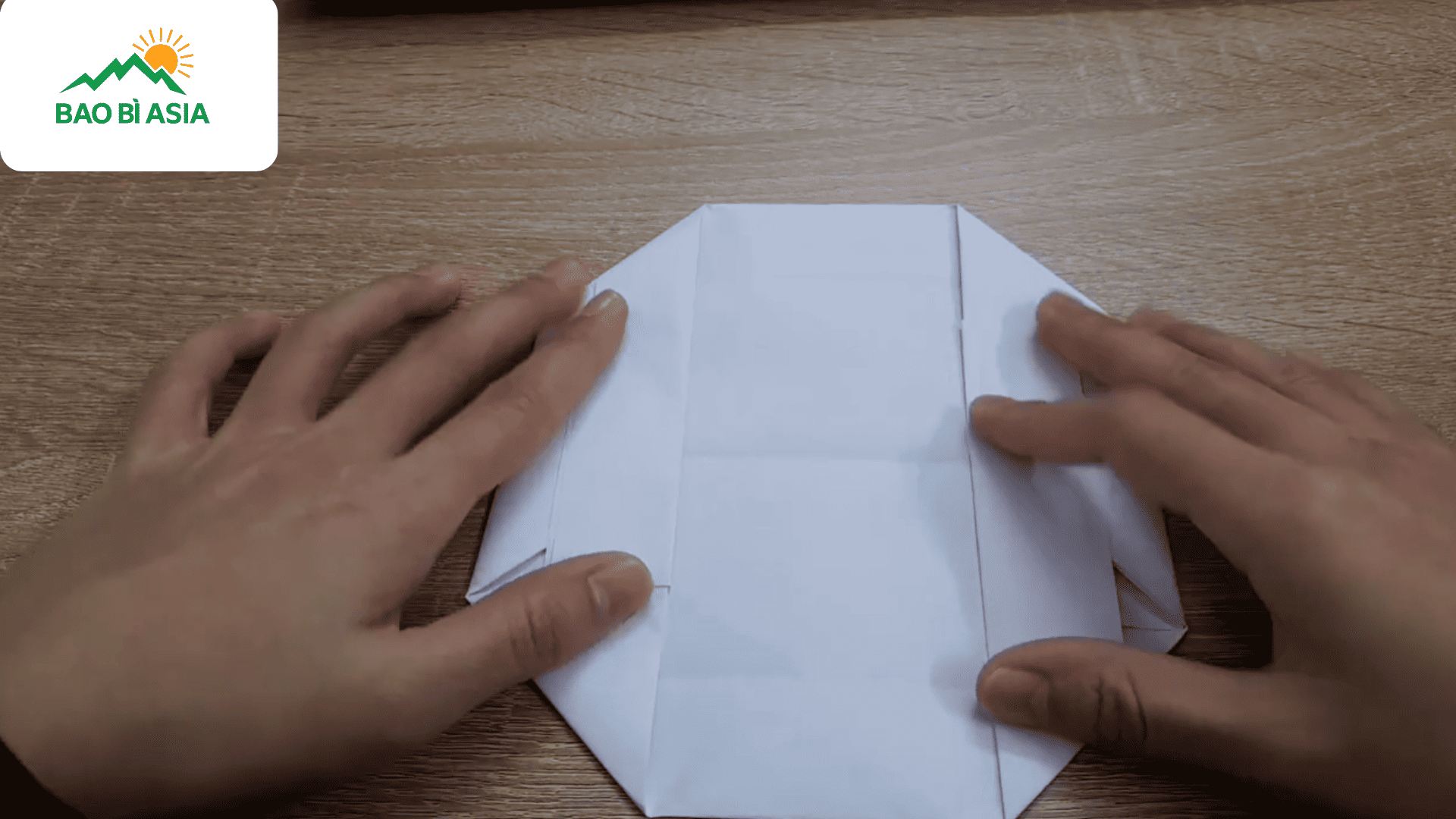 Bước 6: Làm tương tự như bước 5 với phần giấy bên phải. 