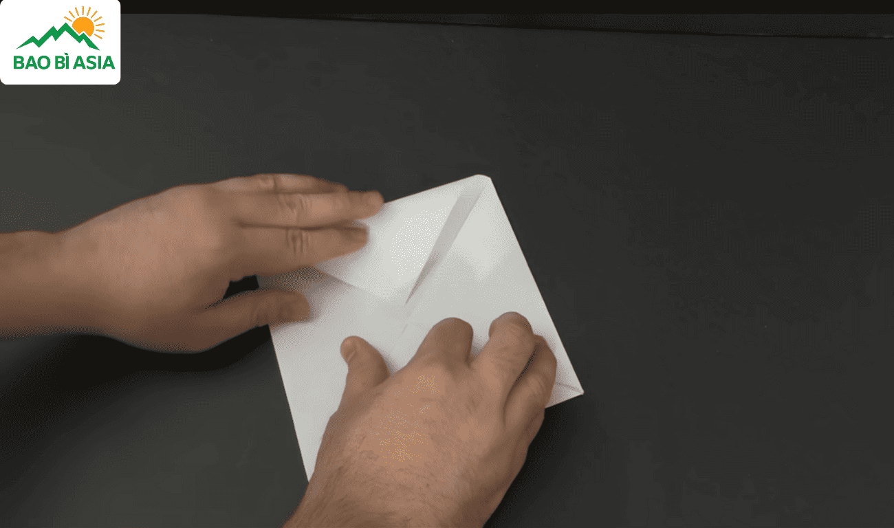 Tiếp tục gấp 4 góc