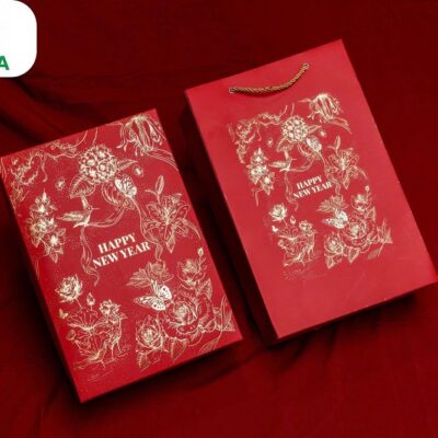 Hộp quà Tết trung Kim Vũ Đỏ 23.5 x 36.5 x 11cm giấy Ivory