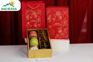 Hộp quà Tết trung Kim Vũ Đỏ 23.5 x 36.5 x 11cm giấy Ivory