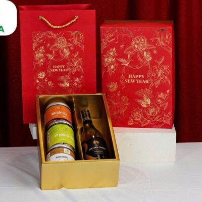 Hộp quà Tết trung Kim Vũ Đỏ 23.5 x 36.5 x 11cm giấy Ivory