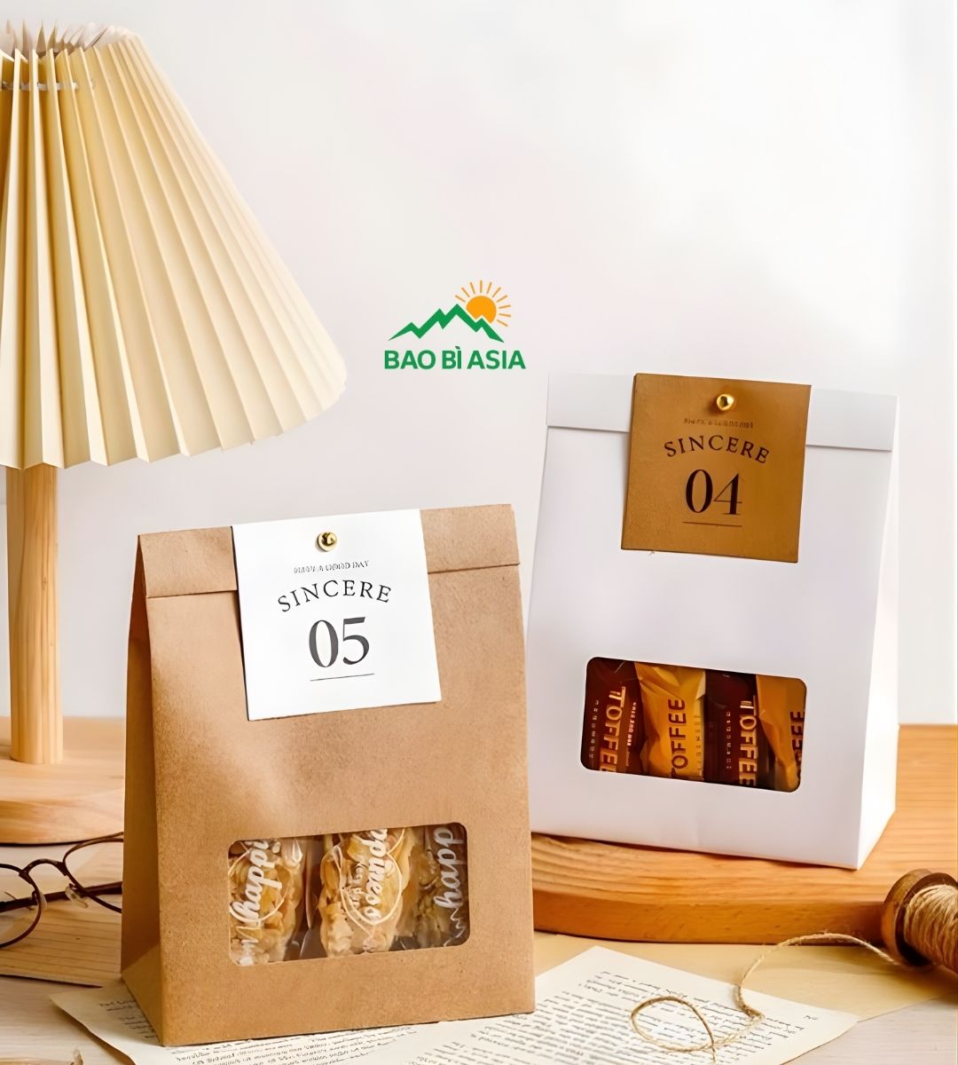 Túi giấy Kraft nâu và trắng