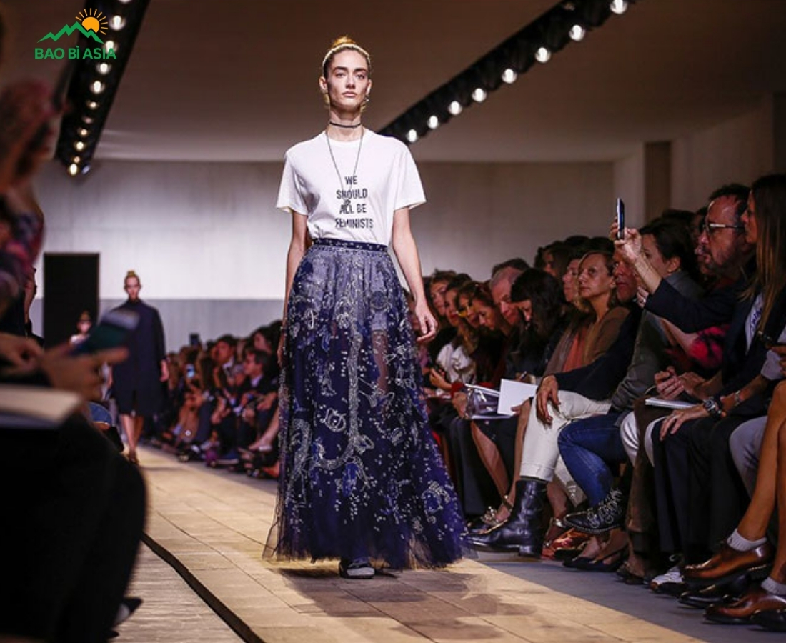 Chiếc áo nữ quyền đánh dấu kỷ nguyên Maria Grazia Chiuri tại Dior