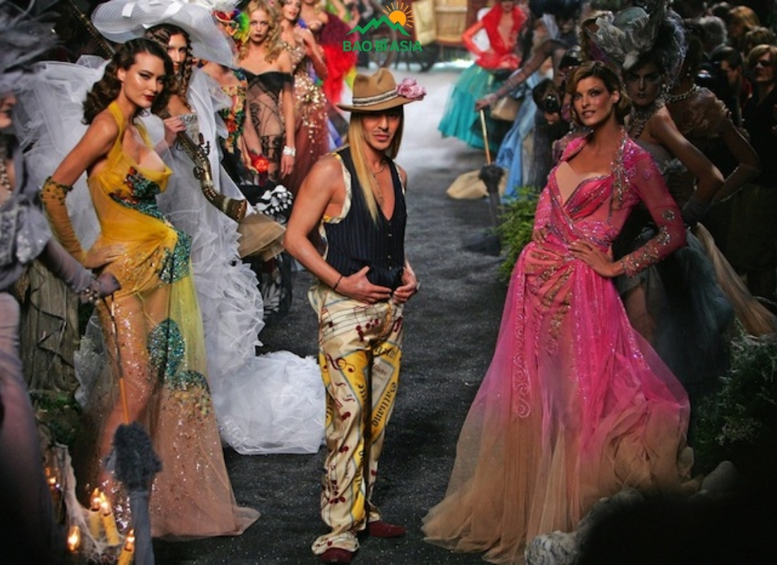 John Galliano tại show Dior Haute Couture Thu Đông 2005 ở Paris