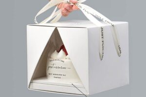 Hộp bánh kem có cửa sổ trong suốt màu trắng