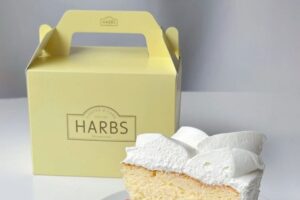 Hộp bánh kem vuông màu vàng