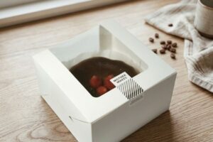 HTA21 - Hộp Bánh Kem Trắng Quai Gài