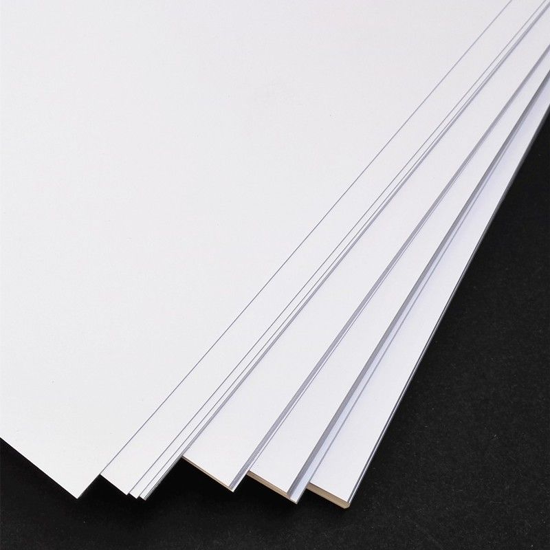 Cận cảnh các lớp giấy Ivory cho thấy độ dày, cứng cáp.