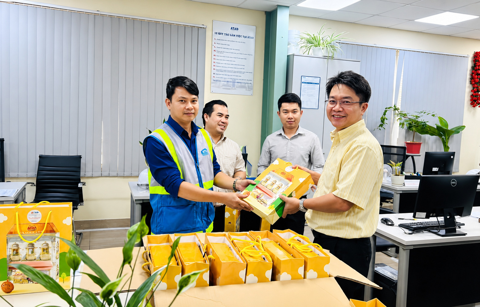 Công ty trao quà trung thu cho nhân viên