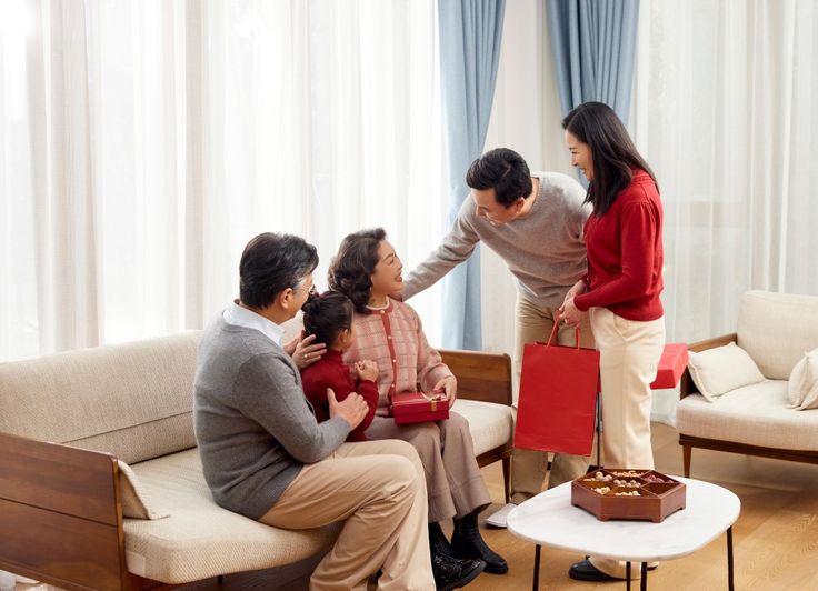 Con cái đang dành lời chúc cho cha mẹ trong gia đình dịp Trung Thu