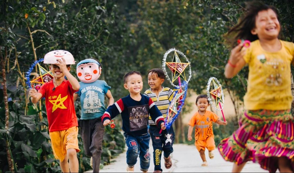 Trẻ em trong làng đang nô nức nhân quà Trung Thu