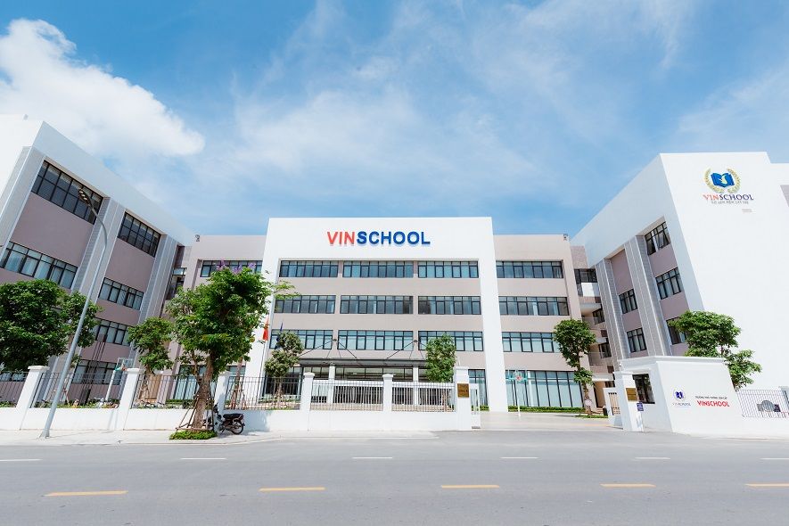 Trường Vinschool có logo ngoài