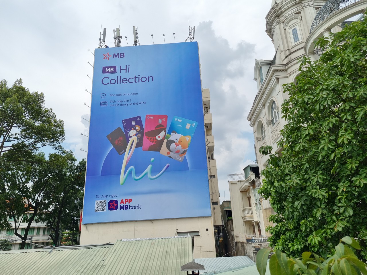Logo MB Bank trong quảng cáo ngoài trời