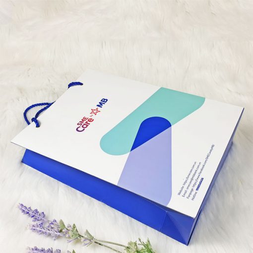 Logo MB Bank trong túi giấy